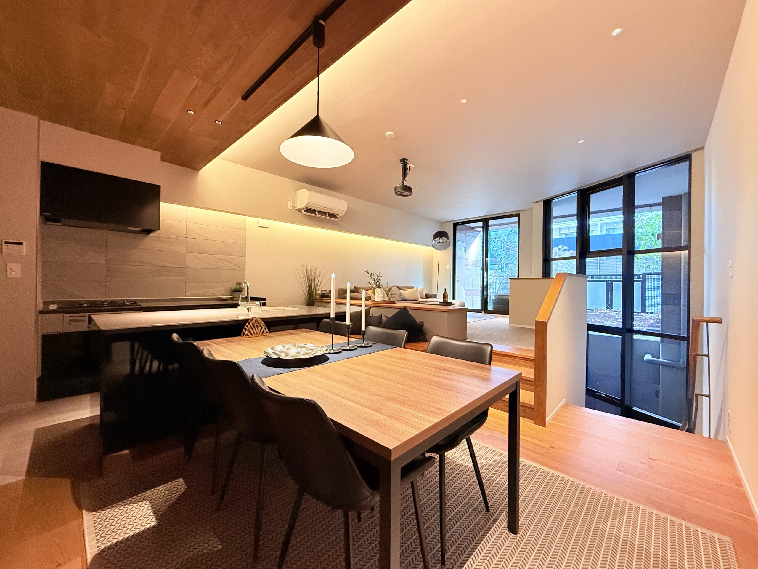 Fully Furnished High-Ceiling Luxury Split-Floor Unit in Roppongi