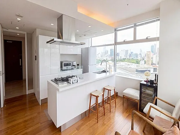 Majesta Tower Roppongi – 13F Contemporary Urban Living with a Central Kitchen Island